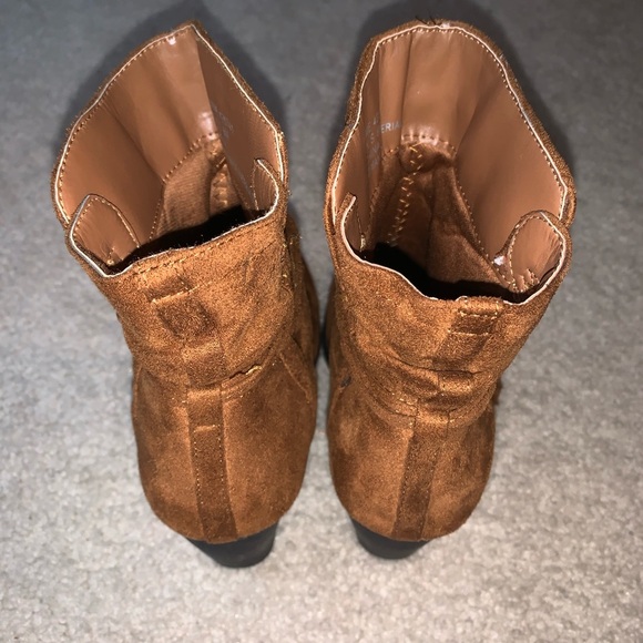 New Edition brown suede booties with tassel! - Picture 6 of 8